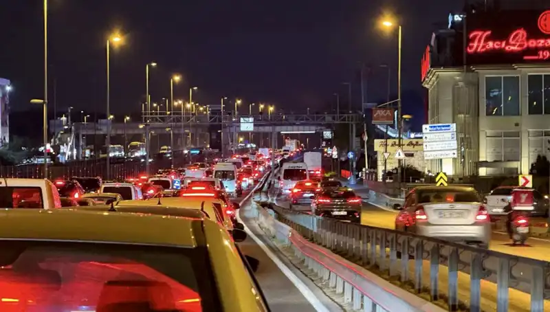 Yenibosna Metrobüs Yaya Üst Geçidi İçin Çalışmalar Başladı, Beklentiler Yüksek