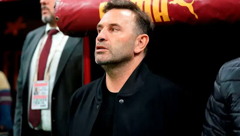 Galatasaray'da Okan Buruk'un Saha İçi Değişikliği: Futbolseverlerin Dikkatini Çekiyor!