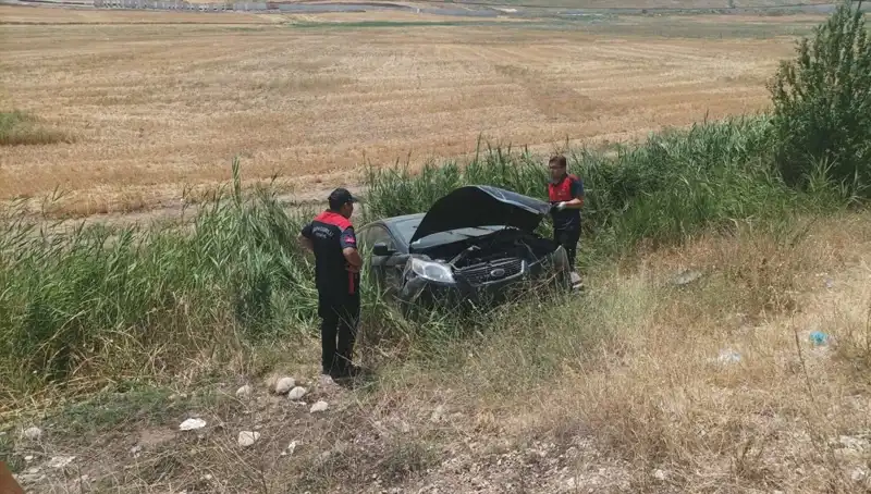 Otomobil Şarampole Uçtu: İki Kişi Yaralandı, Kaza Anı Şok Etti!