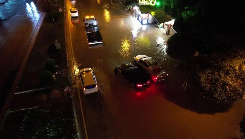 Adana’yı Vuran Sağanak Yağış, Cadde ve Yolları Sular Altında Bıraktı