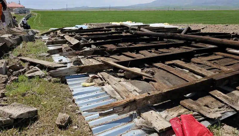 Bitlis’te Fırtına Ortalığı Bir Linç Haline Getirdi: Çatılar Havada Uçuştu!