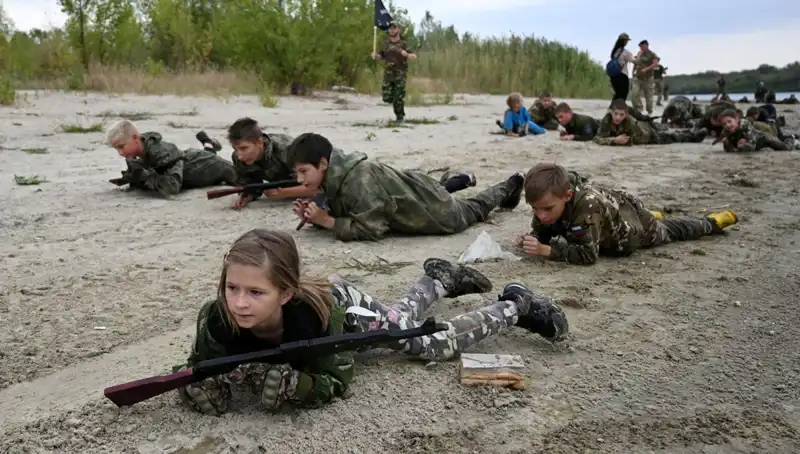 Rusya'da 8 Yaşındaki Çocuklar Askeri Kamp Eğitimi Alıyor: Neyin Peşindeler?
