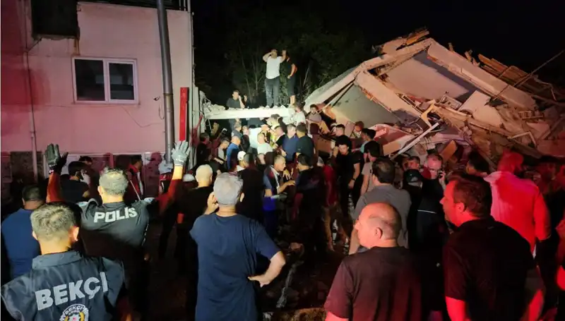 Balıkesir Sındırgı'da Şiddetli Deprem: Hayatına Mal Olan Bir Kaza