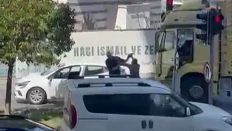 İstanbul Trafiğinde Çekiçli Dehşet: Saldırganın Amacı Ne?