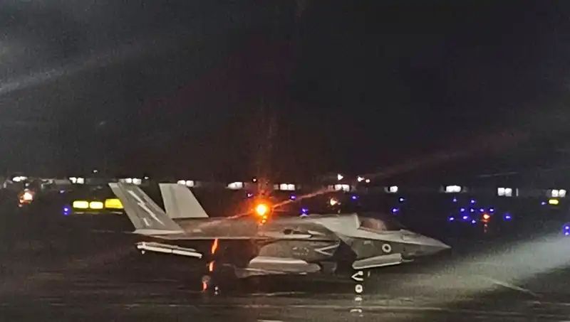 Hindistan'da Mahsur Kalan İngiliz Savaş Uçağı, 5 Haftanın Ardından Havalandı