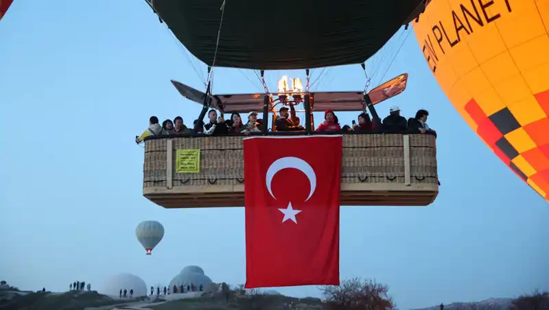 Kapadokya'da 23 Nisan Coşkusuyla Uçan Türk Bayraklı Balonlar